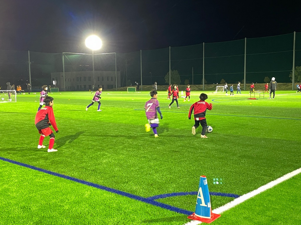 スポーツ振興くじ助成金を受けて多目的サッカー場の人工芝を整備しま