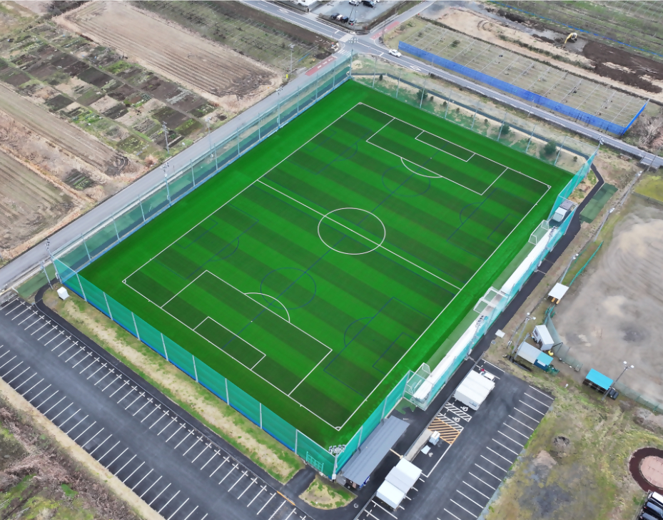 スポーツ振興くじ助成金を受けて多目的サッカー場の人工芝を整備しま