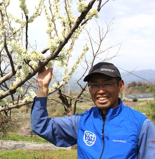 花を咲かせるりんごと笑顔の市川果樹園さんの写真