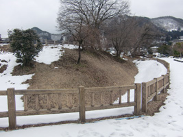 高梨氏館跡の土塁と堀