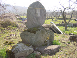 七ツ鉢の近くに建立された蚕神を祀る祠「豊蚕宮」