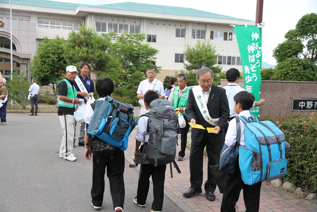 H28_07_01_社会を明るくする運動_街頭啓発_南宮中_少年育成委員ほか 006