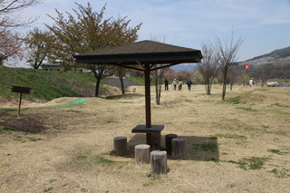 夜間瀬川河川公園（四阿）