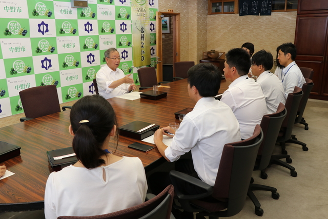 若手職員と市長の昼食会の写真