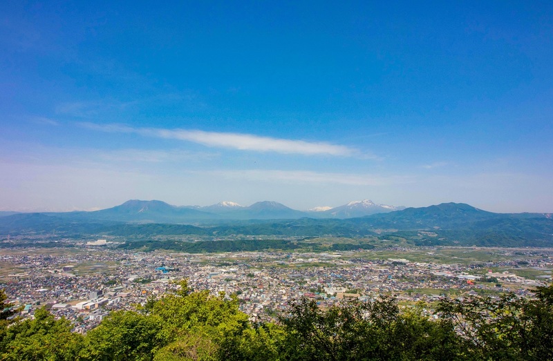 鴨ケ嶽山頂から望む北信五岳と中野市街地