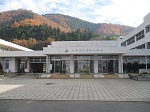 日野小学校正面玄関の写真