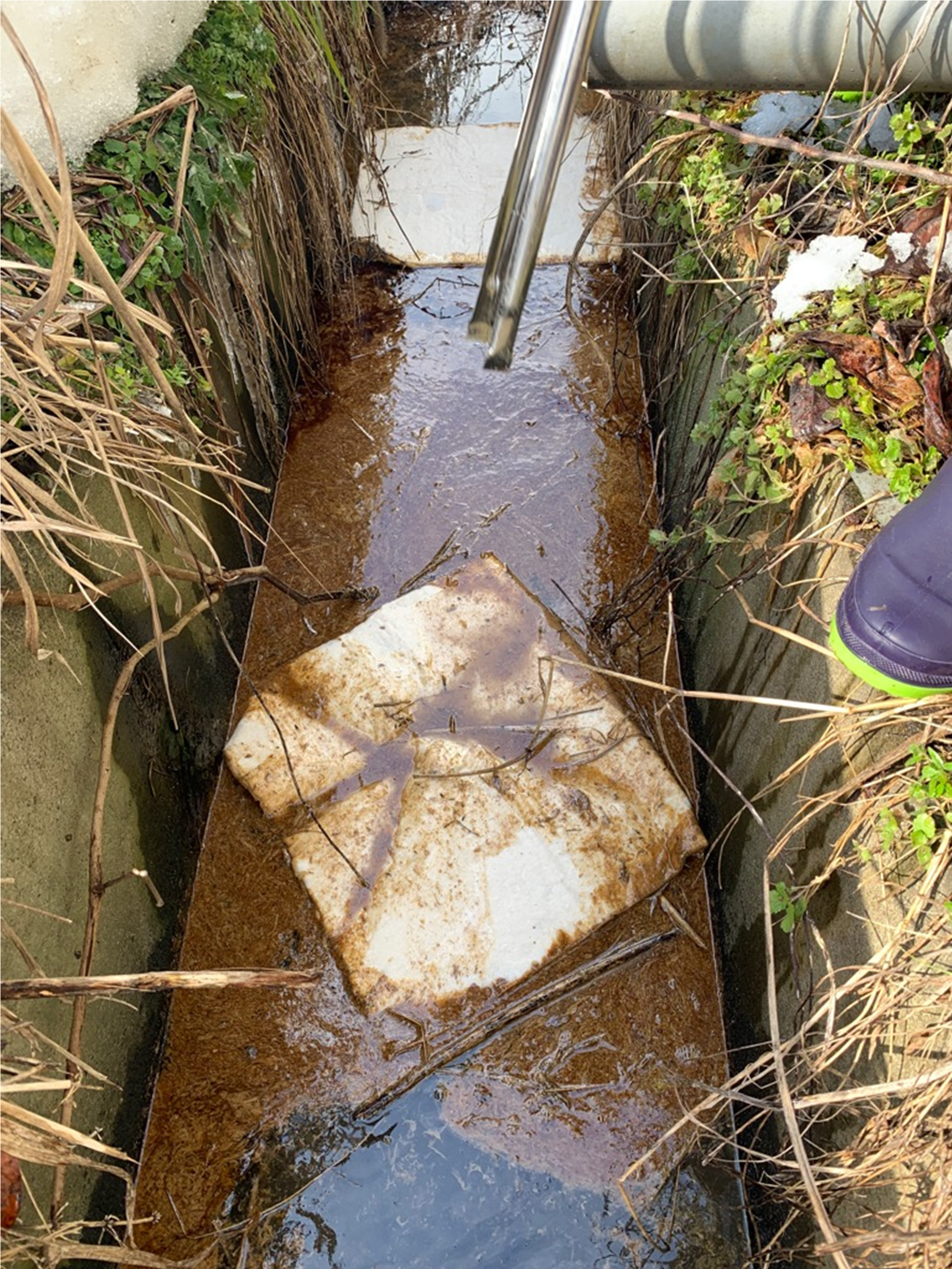 重油が低温で凝固している様子