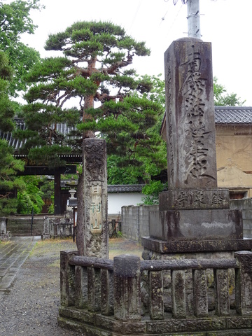 鈴泉寺前にある1849年建立の題目塔の画像です