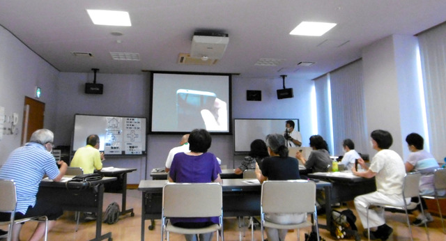 写真：シニアのスマホ活用教室授業の様子