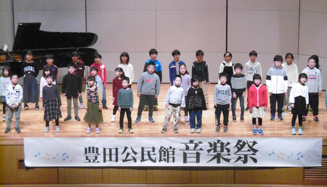 写真：音楽祭で歌う豊田小学生