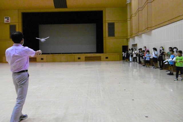 写真：模型飛行機を飛ばす講師