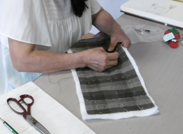 写真：作品を作る受講者