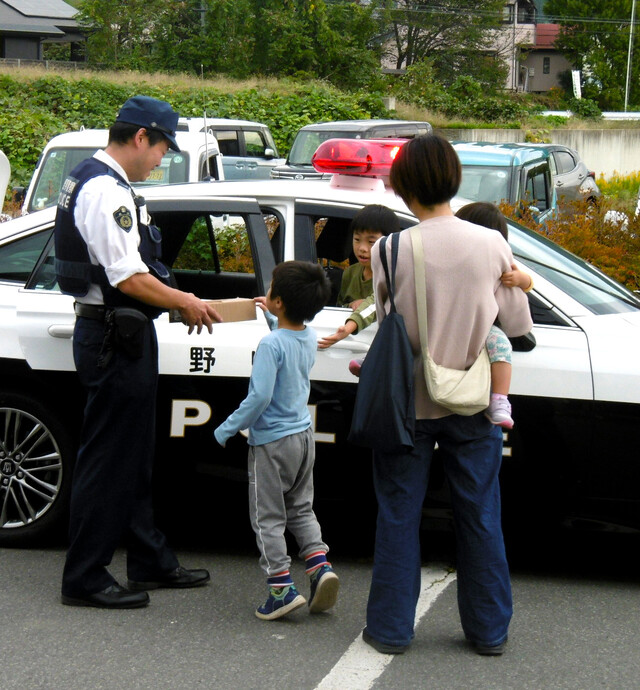 写真：働く車の展示と来館者