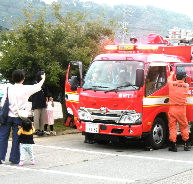 写真：働く車、消防車