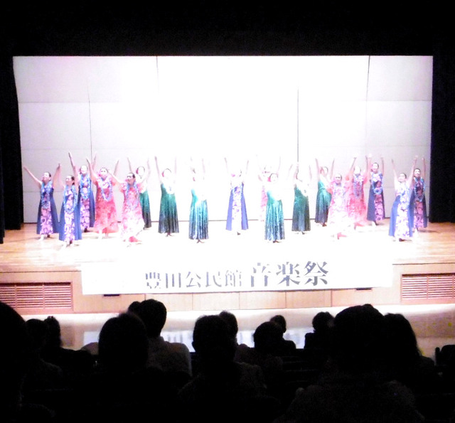 写真：音楽祭でのフラダンス