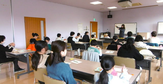 写真：説明をする講師と講座全体風景