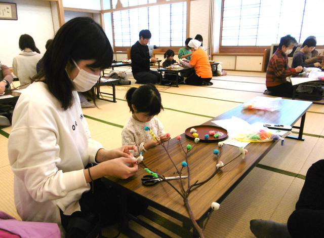 ものづくり1 写真:ものづくりをする親子