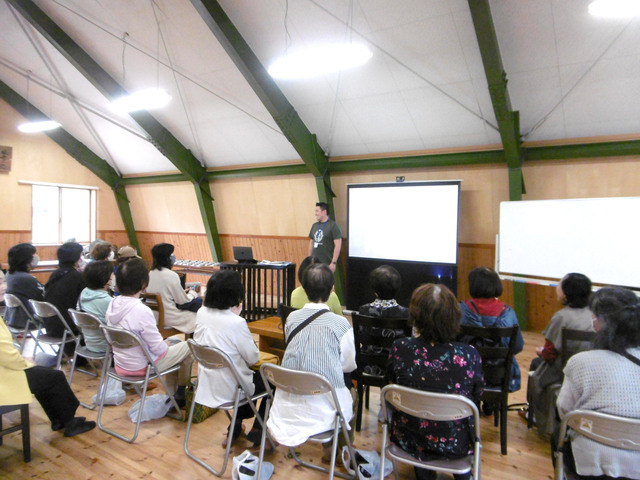 写真：薬草茶の講義を受ける受講者