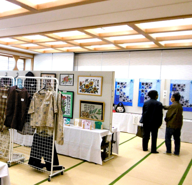 写真：作品展を鑑賞する来館者