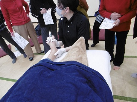 足裏ケアの様子の写真