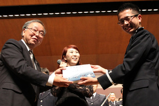 自衛隊ふれあいコンサート_楽譜贈呈