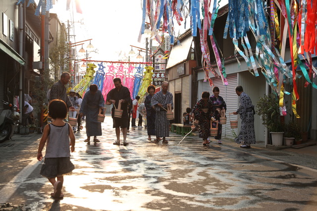 H27_08_06_七夕まつり_打ち水