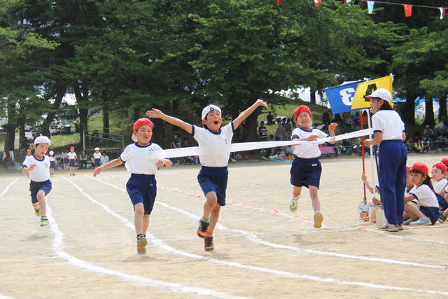 H28_06_04_小学校運動会_平岡小_かけっこ