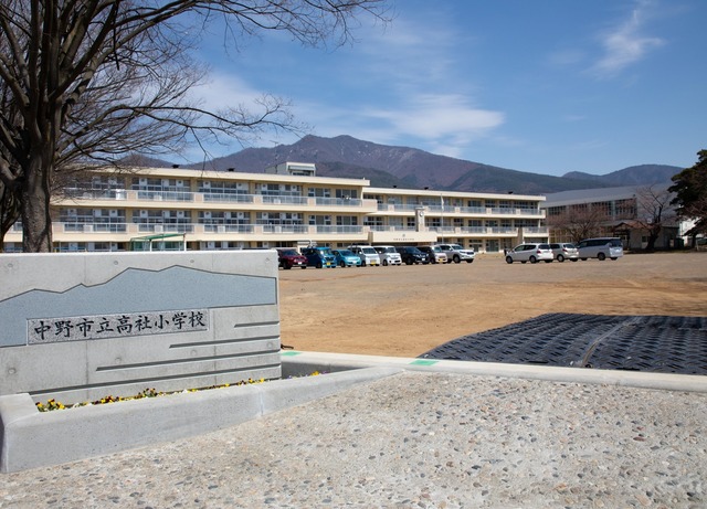 高社小学校と高社山