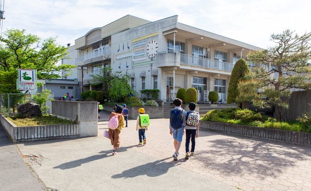 久しぶりに登校する小学生