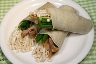 きのこと焼き肉のそば粉クレープ きのこと焼き肉のそば粉クレープの写真