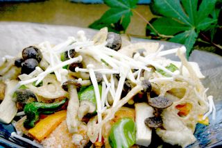 きのこと鮭と野菜の甘酢あんかけ きのこと鮭と野菜の甘酢あんかけの写真