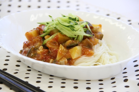 夏野菜ときのこのトマト煮込み　素麺和え　の写真