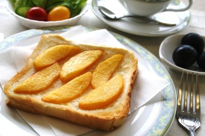 桃のはちみつトーストの写真