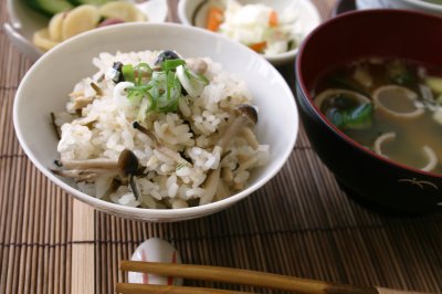 たっぷりえのき茸としめじの簡単炊き込みご飯の写真