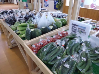 店内に並べられた農農産物の写真