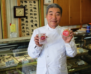 商品を持つ丸屋製菓舗さんの写真