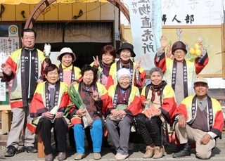 晋平記念館前野菜市の皆さん