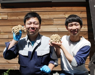 きのこを手に持つきのこの森さんの写真