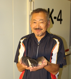 きのこを手に持つマッシュファームさんの写真