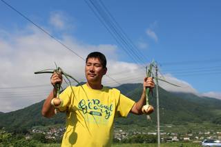 野菜を手に持つ信州わくわく農園さんの写真